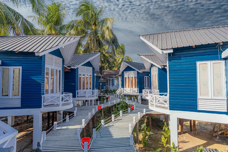 The quiet walkway between cottages