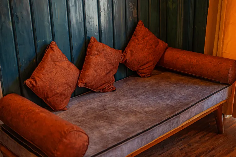 The window-side daybed